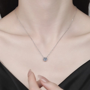 Collana classica in argento 925 con ciondolo moissanite a 8 griffe indossata da modella