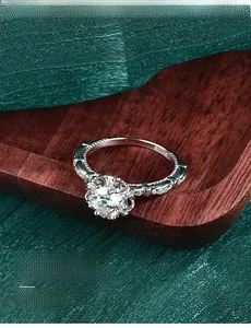 Détail macro d'une bague en argent S925 avec moissanite taille 3EX et 58 facettes