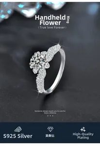 Détail macro de la bague moissanite en argent S925 avec détails en forme de cœur et micro-pavé