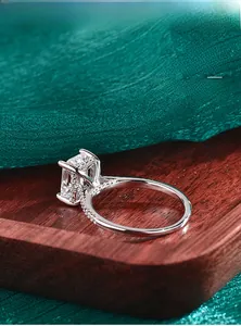 Detailaufnahme eines Radiant-Schliff Rings auf einem luxuriösen Holztablett und Stoff