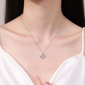Collana in argento sterling 925 Moissanite a forma di X con zircone su una modella donna