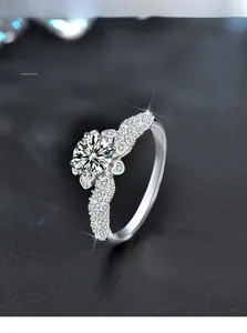Détail d'une bague en argent S925 avec moissanite de taille 3EX et monture cœur ciselé