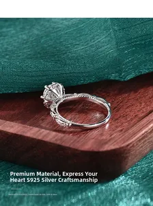 Vue macro de la bague en argent S925 avec détails ciselés et sertissage à six griffes