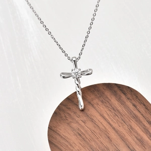 Collana con croce in argento sterling S925 con pendente in moissanite su legno rustico