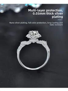 Détail de la bague moissanite en fleur avec anneau torsadé serti et motif de cœur