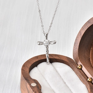 Elegante collana a croce in argento sterling S925 con ciondolo in moissanite su seta