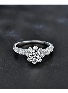 Vue détaillée de la bague en argent S925 avec halo floral et moissanite ronde