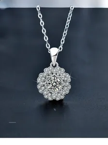 Vue macro du pendentif kaléidoscope en argent S925 avec pierre moissanite brillante