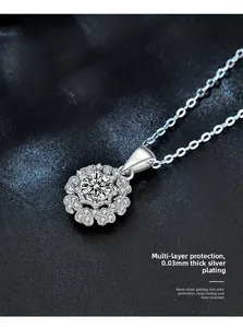 Vue détaillée d'un collier kaléidoscope en argent avec pendentif fleur en moissanite