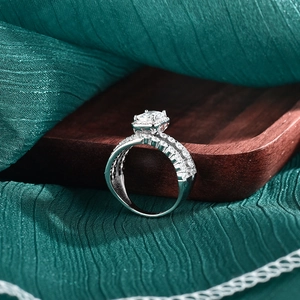 Sparkling S925 sterling silver moissanite ring with radiant cut center stone on silk base