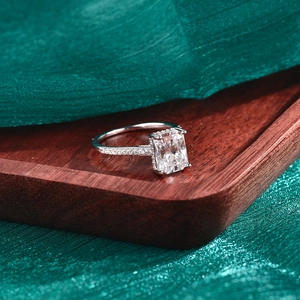 Moissanit Ring im Radiantschliff aus S925 Sterlingsilber auf smaragdgrüner Seide