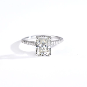 Ring aus S925 Sterlingsilber mit Moissanit im Radiant-Schliff und seitlichem Besatz