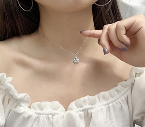 Gros plan du pendentif kaléidoscope en argent S925 avec moissanite sur un modèle