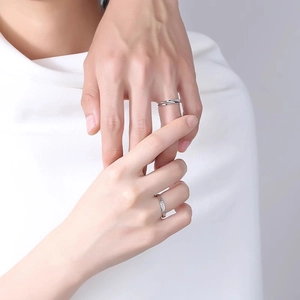 Minimalist S925 sterling silver couple rings with twisted band and pavé set moissanite