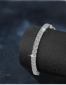 Dettaglio macro del bracciale tennis in argento 925 con moissanite e taglio 3EX di lusso