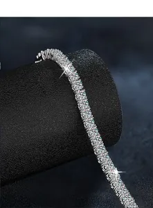 Dettaglio bracciale tennis in argento 925 con placcatura 0,03 mm e moissanite lucida