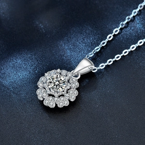 Élégant collier fleur kaléidoscope en argent S925 avec pendentif en moissanite