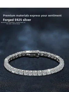 Dettaglio del bracciale tennis in argento S925 con pietre di moissanite a taglio brillante