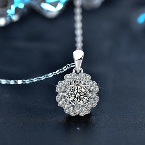 Élégant collier kaléidoscope en argent S925 avec pendentif fleur en moissanite étincelante