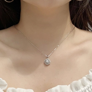 Élégant collier kaléidoscope en argent S925 avec moissanite sur le cou du mannequin