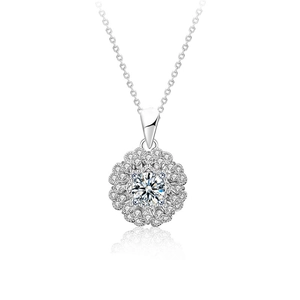 Collier fleur kaléidoscope en argent sterling S925 avec pendentif moissanite sur fond blanc