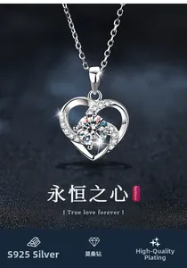 Détail du pendentif cœur en argent sterling S925 avec pierre précieuse en moissanite