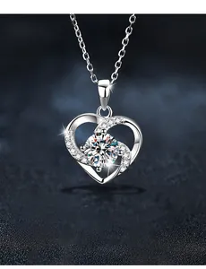 Vue macro du collier cœur en argent 925 avec moissanite et pierre de taille 3EX