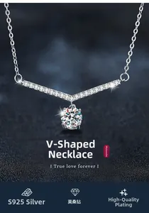 Détail macro du collier en argent sterling S925 en forme de V avec pendentif moissanite