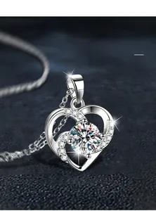 Vue macro du pendentif cœur en argent 925 avec pierre Moissanite et effets d'étincelles