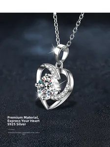 Macro d'un pendentif cœur en argent sterling S925 avec pierre de moissanite brillante