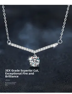 Détail macro du pendentif en V en argent S925 avec moissanite taille 3EX sur fond noir