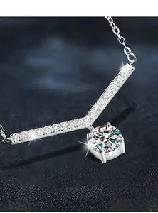 Détail macro du collier en argent 925 en forme de V avec pendentif diamant de taille ronde