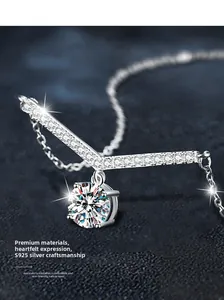Vue macro du collier avec pendentif en V en argent 925 et moissanite ronde