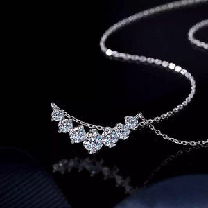 Collier en argent 925 avec sept pierres de moissanite sur fond noir réfléchissant