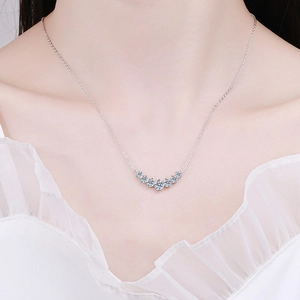 Élégant collier smile en argent 925 avec sept pierres de moissanite bleu clair pour femme