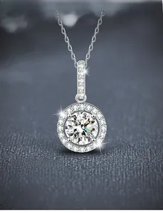 Détail macro du pendentif en argent 925 avec moissanite taille 3EX et 58 facettes