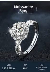 Détail d'une bague fleur en argent S925 avec moissanite et anneau torsadé élégant