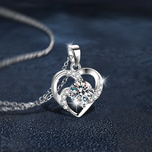 Collier élégant en argent sterling 925 avec pendentif cœur et pierre de moissanite