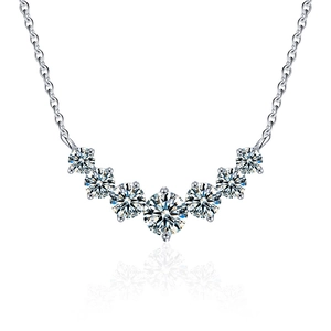 Collier en argent 925 avec pendentif incurvé en moissanite et chaîne fine sur fond blanc