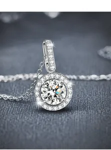 Détail du collier halo en argent 925 avec pierre ronde sur support en tissu gris