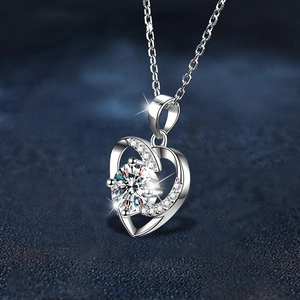 Collier Cœur en Argent Sterling 925 avec Moissanite et pierre brillante sur fond bleu