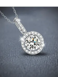 Détail macro du collier pendentif halo en argent 925 avec moissanite ronde brillante