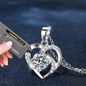 Collier pendentif coeur en argent 925 avec moissanite passant le test du testeur de diamant