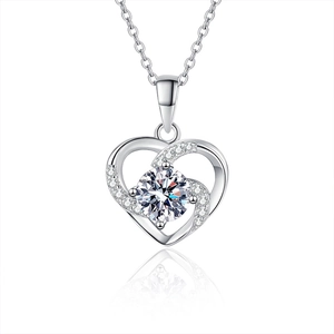 Élégant collier en argent sterling 925 avec un pendentif moissanite étincelant en forme de cœur