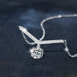 Collier en argent sterling 925 avec pendentif moissanite en V sur fond cuir bleu