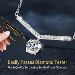 Collier en V en argent 925 avec pendentif en moissanite passant le test du testeur de diamant