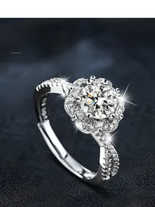 Détail d'une bague en argent S925 avec grappe de moissanite et anneau réglable ouvert