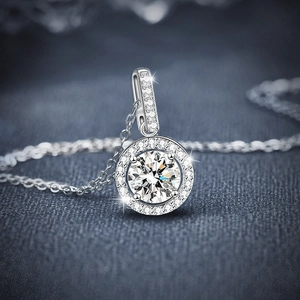 Collier halo classique en argent 925 avec pendentif moissanite ronde sur une chaîne fine