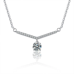 Collier en argent sterling 925 en forme de V avec pendentif moissanite et zircon rond