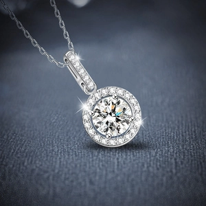 Élégant collier en argent sterling 925 avec pendentif moissanite brillant de coupe ronde